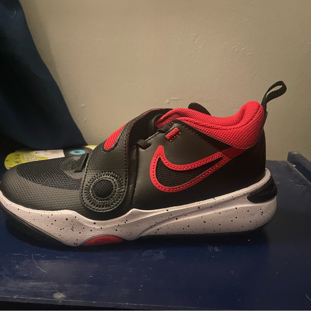 BOYS' NIKE BIG KID TEAM HUSTLE D11 BASKETBALL SHOES